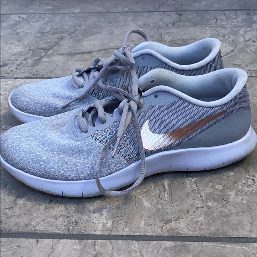 Tennis shoes